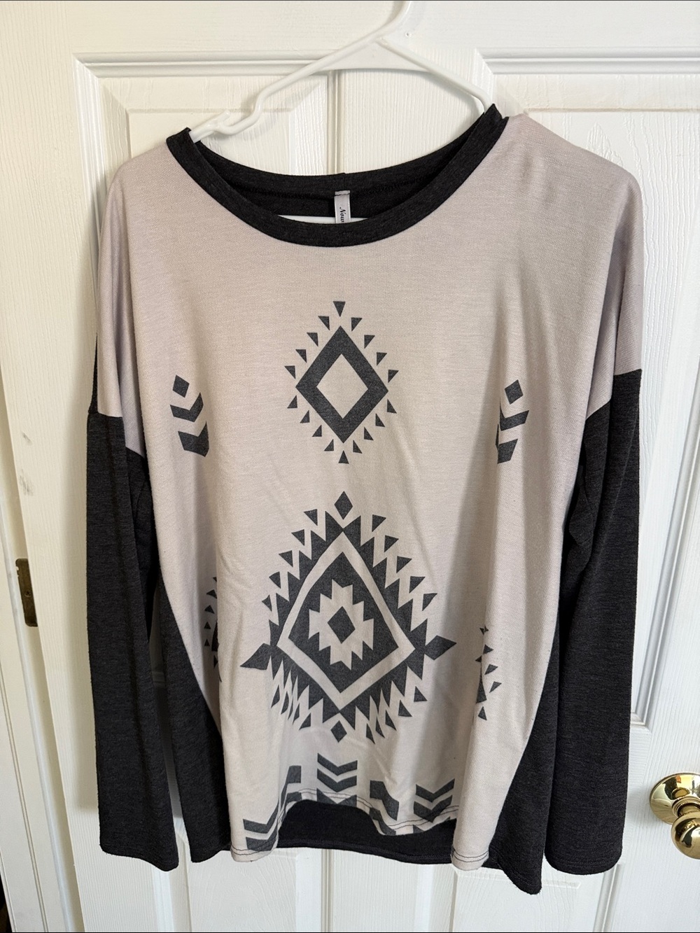 Women's Long Sleeve Aztec Print Tee in Light Gray and Black